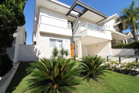 Casa de condomínio para alugar com 340m², 4 quartos e 3 vagasFachada