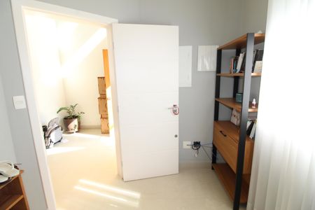 Casa de condomínio para alugar com 340m², 4 quartos e 3 vagasEscritório