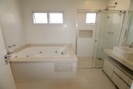 Casa de condomínio para alugar com 340m², 4 quartos e 3 vagasBanheiro da Suíte 3