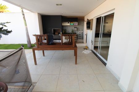 Casa de condomínio para alugar com 340m², 4 quartos e 3 vagasÁrea Externa