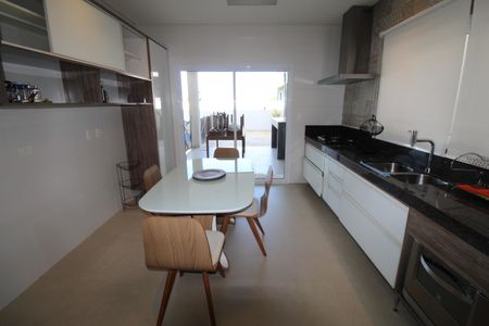 Casa de condomínio para alugar com 340m², 4 quartos e 3 vagasCozinha