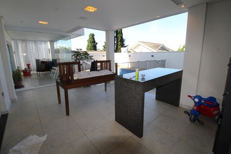 Casa de condomínio para alugar com 340m², 4 quartos e 3 vagasÁrea Externa