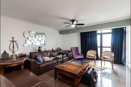 Apartamento à venda com 296m², 4 quartos e 3 vagas Apartamento à venda com 296m², 4 quartos e 3 vagasSala de TV