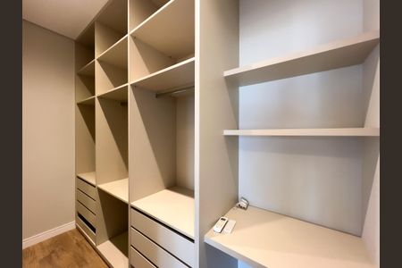 Casa de condomínio para alugar com 246m², 3 quartos e 4 vagasCloset Suíte 3