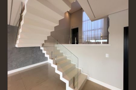 Casa de condomínio para alugar com 246m², 3 quartos e 4 vagasEscada