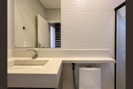 Casa de condomínio para alugar com 246m², 3 quartos e 4 vagasBanheiro da Suíte 2