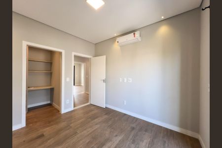 Casa de condomínio para alugar com 246m², 3 quartos e 4 vagasSuíte 3