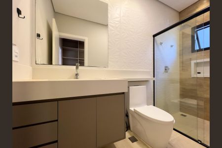 Casa de condomínio para alugar com 246m², 3 quartos e 4 vagasBanheiro da Suíte 2