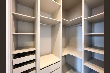 Casa de condomínio para alugar com 246m², 3 quartos e 4 vagasCloset  Suíte 1