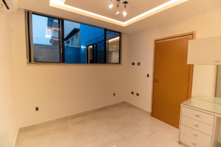 Casa à venda com 244m², 3 quartos e 4 vagas Casa à venda com 244m², 3 quartos e 4 vagasQuarto