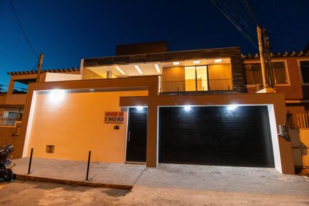 Casa à venda com 244m², 3 quartos e 4 vagas Casa à venda com 244m², 3 quartos e 4 vagasFachada