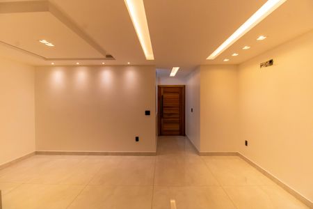 Casa à venda com 244m², 3 quartos e 4 vagas Casa à venda com 244m², 3 quartos e 4 vagasSala