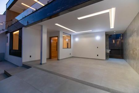 Casa à venda com 244m², 3 quartos e 4 vagas Casa à venda com 244m², 3 quartos e 4 vagasÁrea externa