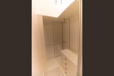 Casa à venda com 244m², 3 quartos e 4 vagas Casa à venda com 244m², 3 quartos e 4 vagasQuarto