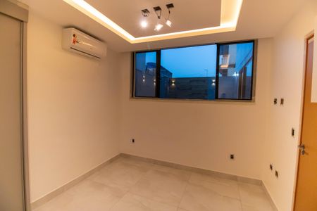 Casa à venda com 244m², 3 quartos e 4 vagas Casa à venda com 244m², 3 quartos e 4 vagasQuarto