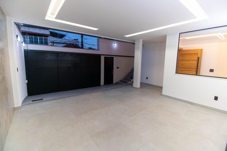 Casa à venda com 244m², 3 quartos e 4 vagas Casa à venda com 244m², 3 quartos e 4 vagasGaragem