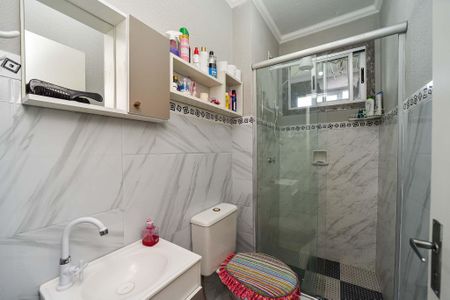 Banheiro de apartamento à venda com 1 quarto, 43m² em Jardim Sabará, Porto Alegre