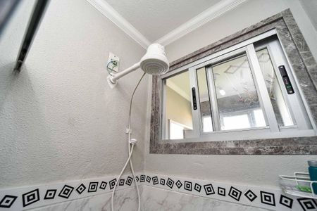 Banheiro de apartamento à venda com 1 quarto, 43m² em Jardim Sabará, Porto Alegre