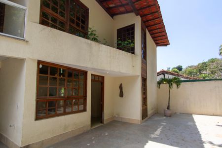 Casa de condomínio à venda com 450m², 5 quartos e 5 vagasEntrada