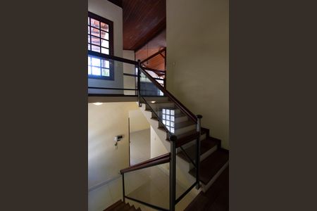 Casa de condomínio à venda com 450m², 5 quartos e 5 vagasEscada