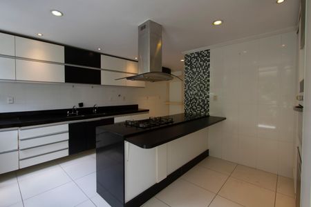 Casa de condomínio à venda com 450m², 5 quartos e 5 vagasCozinha 