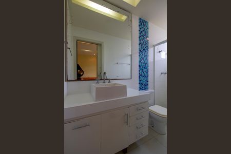 Casa de condomínio à venda com 450m², 5 quartos e 5 vagasBanheiro Quarto 1 suíte 