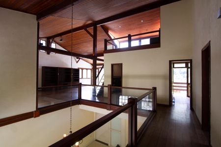 Casa de condomínio à venda com 450m², 5 quartos e 5 vagasCorredor dos quartos