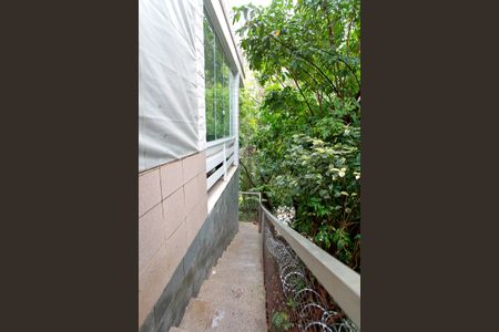 Casa de condomínio à venda com 450m², 5 quartos e 5 vagasEscada para o quintal