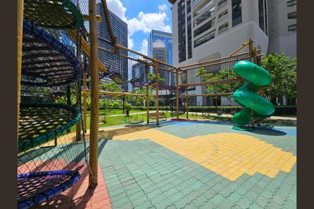 Apartamento à venda com 227m², 3 quartos e 4 vagas Apartamento à venda com 227m², 3 quartos e 4 vagasÁrea comum - Playground