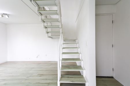 Apartamento para alugar com 86m², 1 quarto e 2 vagas Apartamento para alugar com 86m², 1 quarto e 2 vagasEscada