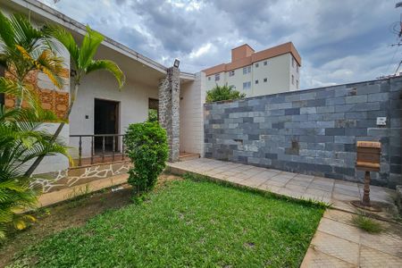 Casa à venda com 223m², 5 quartos e 10 vagas Casa à venda com 223m², 5 quartos e 10 vagasFachada
