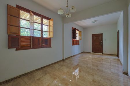 Sala de casa à venda com 5 quartos, 223m² em Pompéia, Belo Horizonte