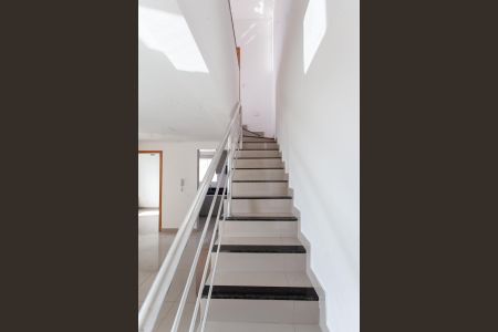 Apartamento à venda com 100m², 2 quartos e 2 vagasEscada