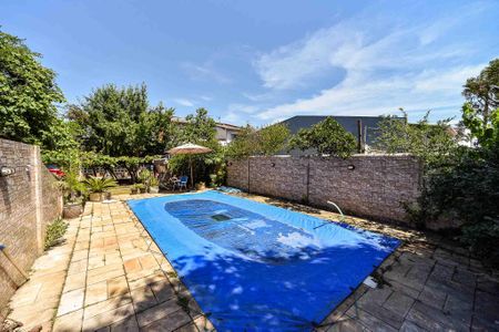 Casa à venda com 352m², 3 quartos e 3 vagas Casa à venda com 352m², 3 quartos e 3 vagasPiscina