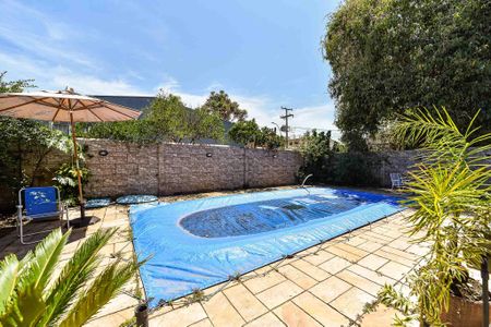 Casa à venda com 352m², 3 quartos e 3 vagas Casa à venda com 352m², 3 quartos e 3 vagasPiscina