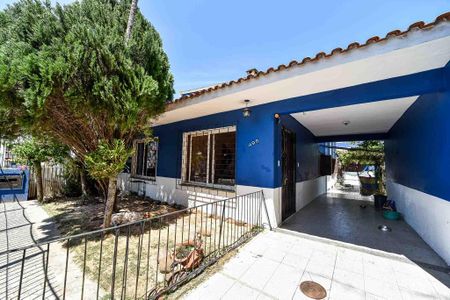 Casa à venda com 352m², 3 quartos e 3 vagas Casa à venda com 352m², 3 quartos e 3 vagasFachada