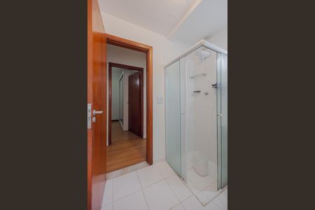 Apartamento para alugar com 2486m², 2 quartos e sem vaga Apartamento para alugar com 2486m², 2 quartos e sem vagaBanheiro