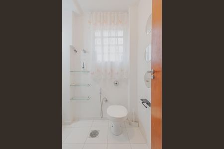 Apartamento para alugar com 2486m², 2 quartos e sem vaga Apartamento para alugar com 2486m², 2 quartos e sem vagaBanheiro