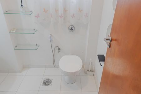 Apartamento para alugar com 2486m², 2 quartos e sem vaga Apartamento para alugar com 2486m², 2 quartos e sem vagaBanheiro