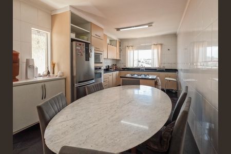 Casa à venda com 256m², 3 quartos e 6 vagas