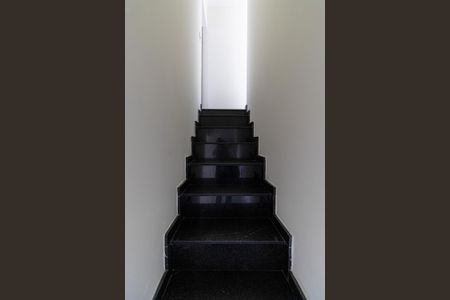 Casa para alugar com 250m², 3 quartos e 4 vagas Casa para alugar com 250m², 3 quartos e 4 vagasEscada