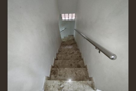 Casa à venda com 130m², 3 quartos e 2 vagas Casa à venda com 130m², 3 quartos e 2 vagasEscada