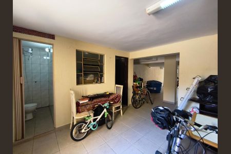 Casa à venda com 299m², 4 quartos e 6 vagas Casa à venda com 299m², 4 quartos e 6 vagasAcesso à garagem