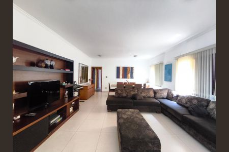 Casa à venda com 299m², 4 quartos e 6 vagas Casa à venda com 299m², 4 quartos e 6 vagasSala