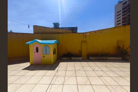 Casa à venda com 299m², 4 quartos e 6 vagas Casa à venda com 299m², 4 quartos e 6 vagasQuintal