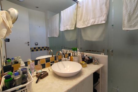 Apartamento à venda com 236m², 3 quartos e 2 vagasBanheiro da Suíte 1