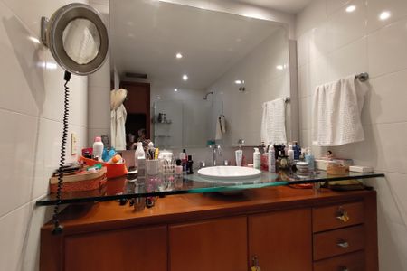 Apartamento à venda com 236m², 3 quartos e 2 vagasBanheiro da Suíte 2