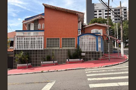 Casa à venda com 220m², 4 quartos e 2 vagasFachada + plaquinha 