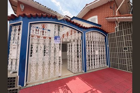 Casa à venda com 220m², 4 quartos e 2 vagasFachada + plaquinha 