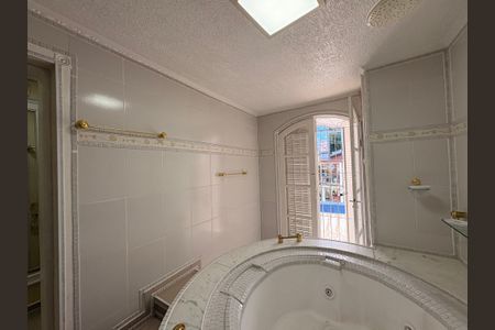 Casa à venda com 220m², 4 quartos e 2 vagasBanheiro da suíte 